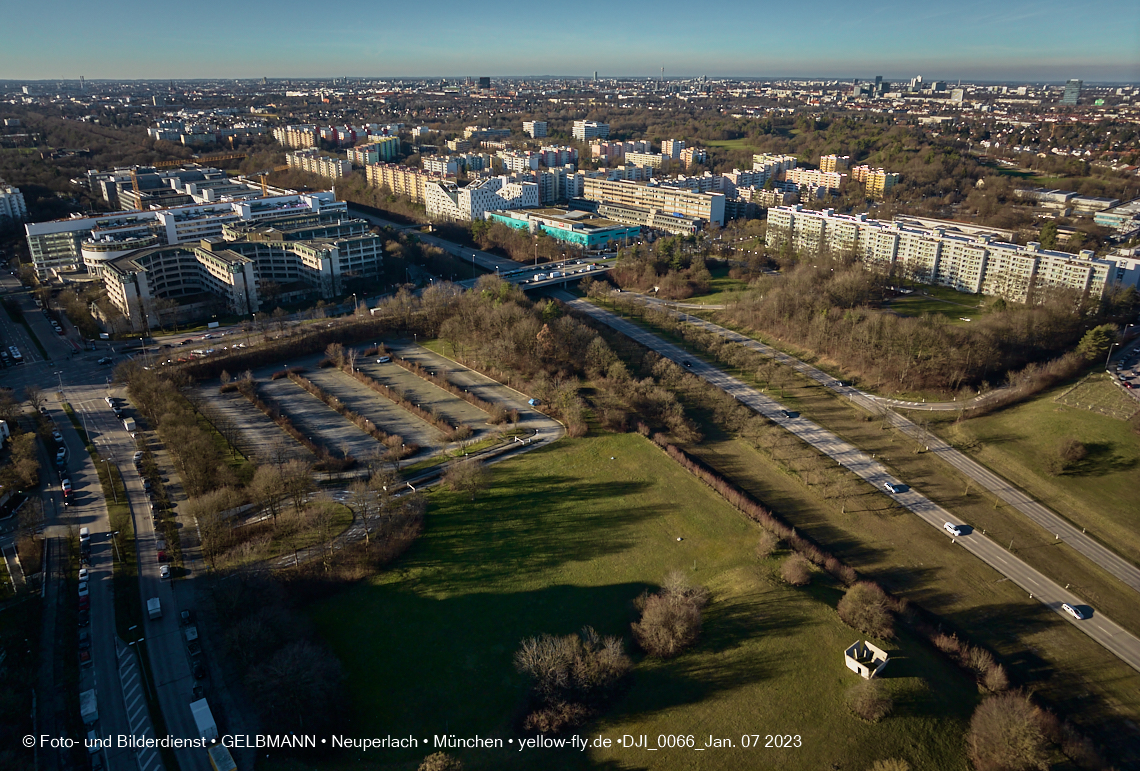 07.01.2023 - Luftbilder vom Plettzentrum mit Montessori Schule in Neuperlach